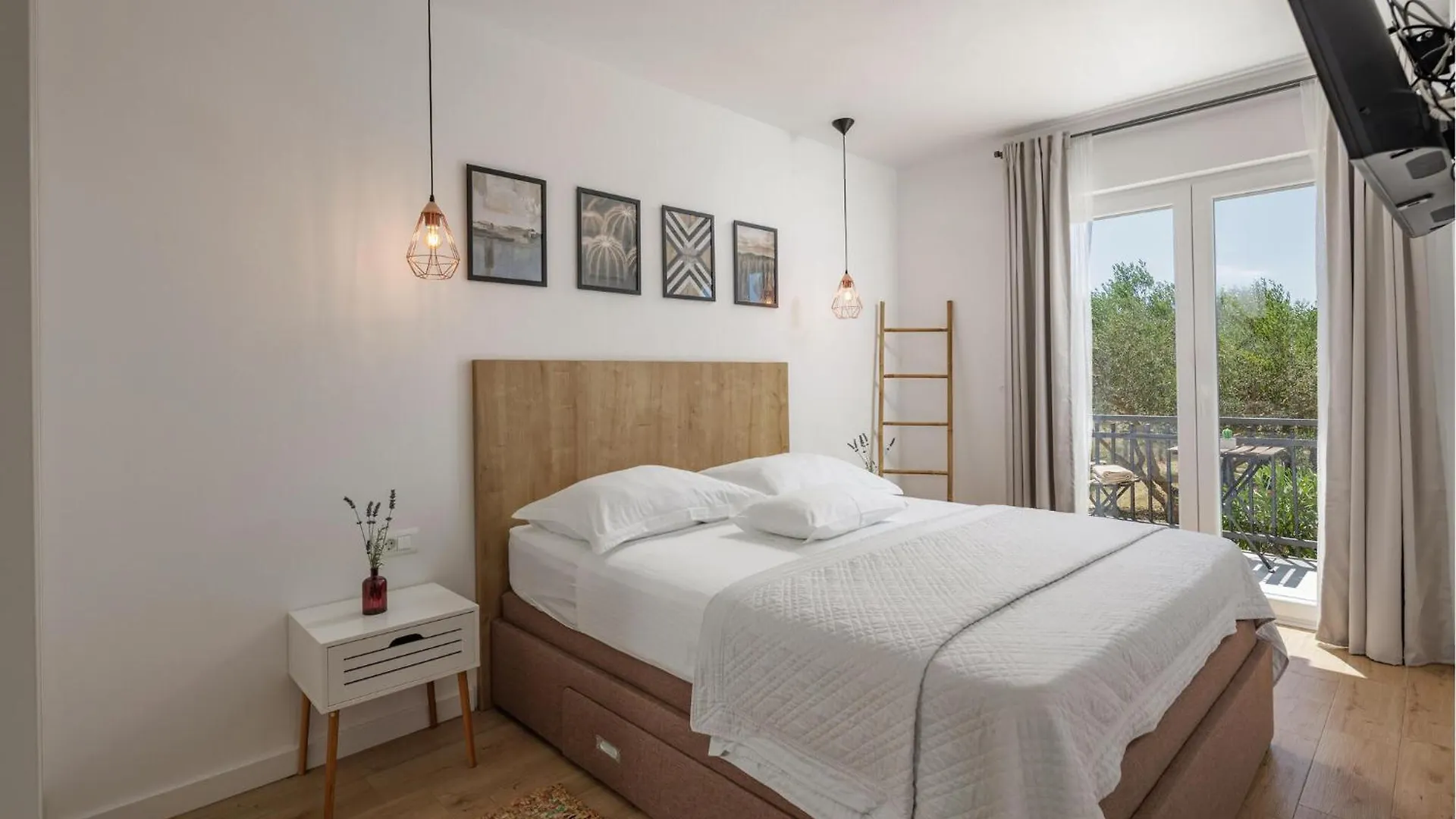 4 Bedroom Amazing Home In Polaca