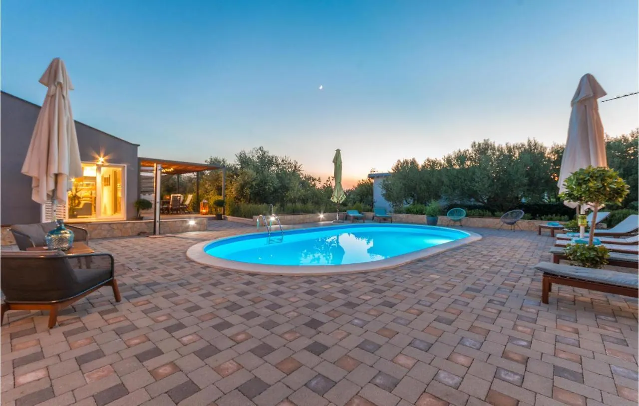 Ferienhaus 4 Bedroom Amazing Home In Polaca