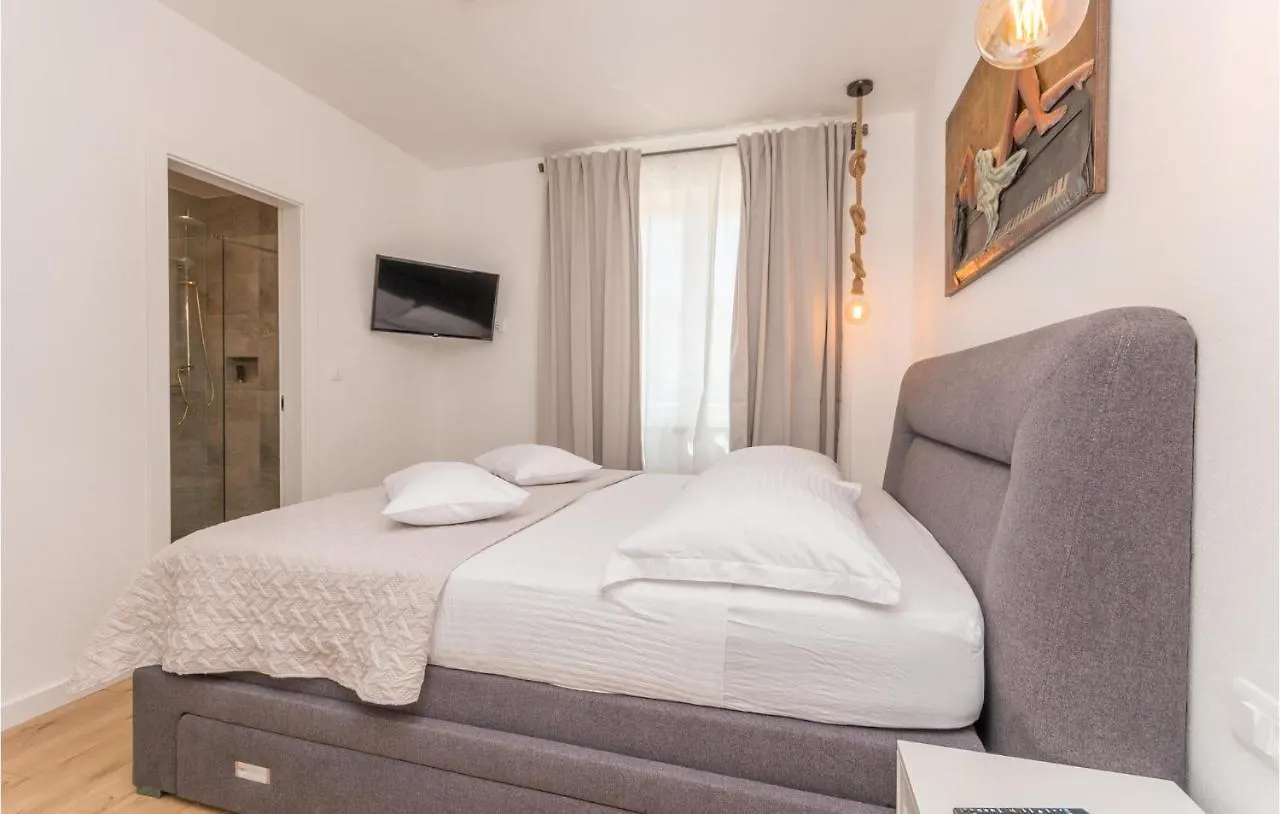 4 Bedroom Amazing Home In Polaca