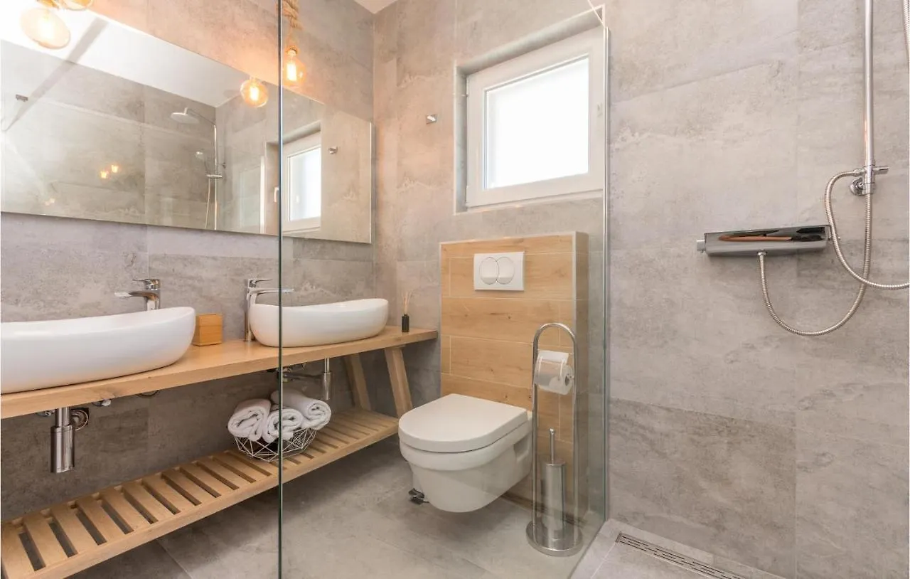 4 Bedroom Amazing Home In Polaca Kroatien