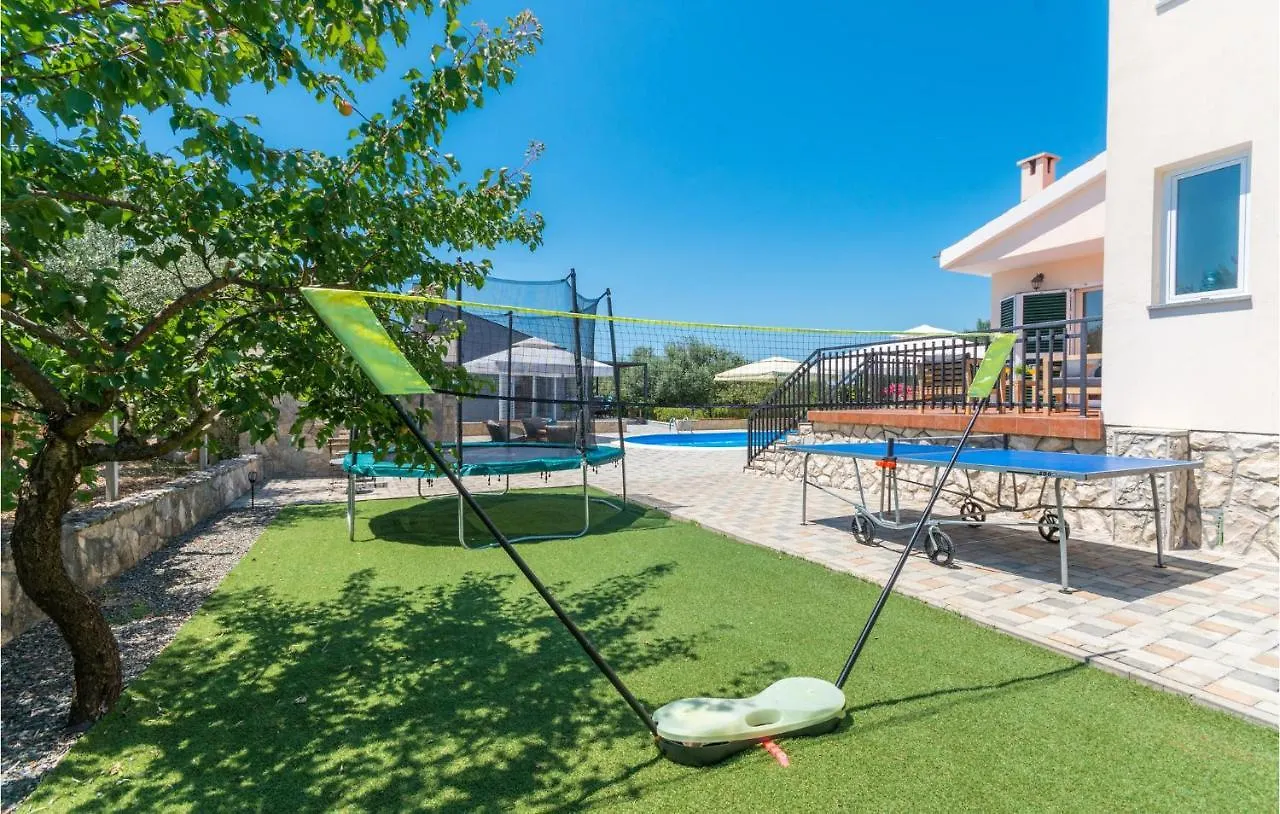 Holiday home 4 Bedroom Amazing Home In Polaca