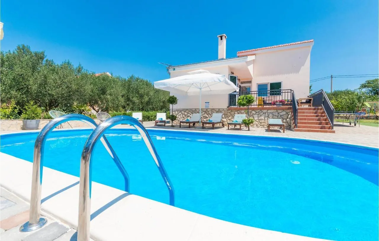 4 Bedroom Amazing Home In Polaca 0*,