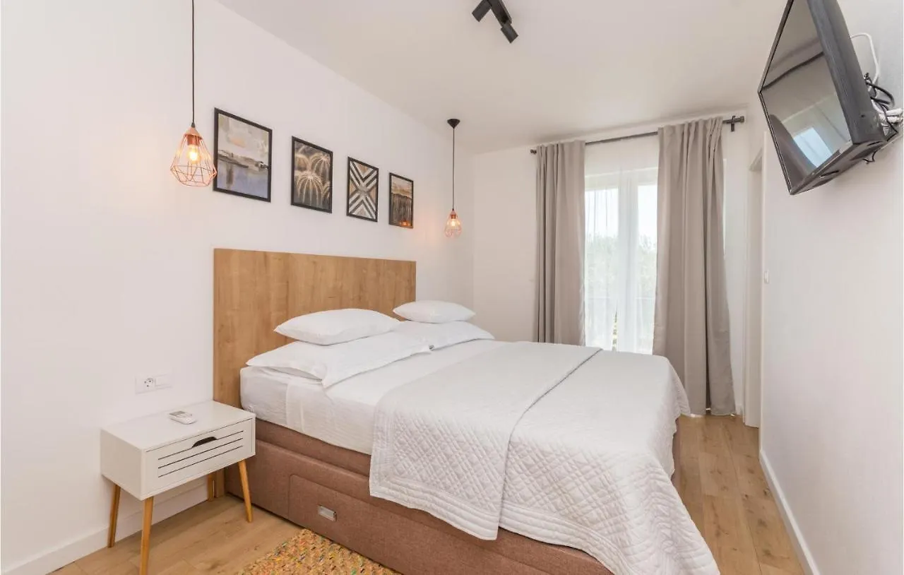 4 Bedroom Amazing Home In Polaca